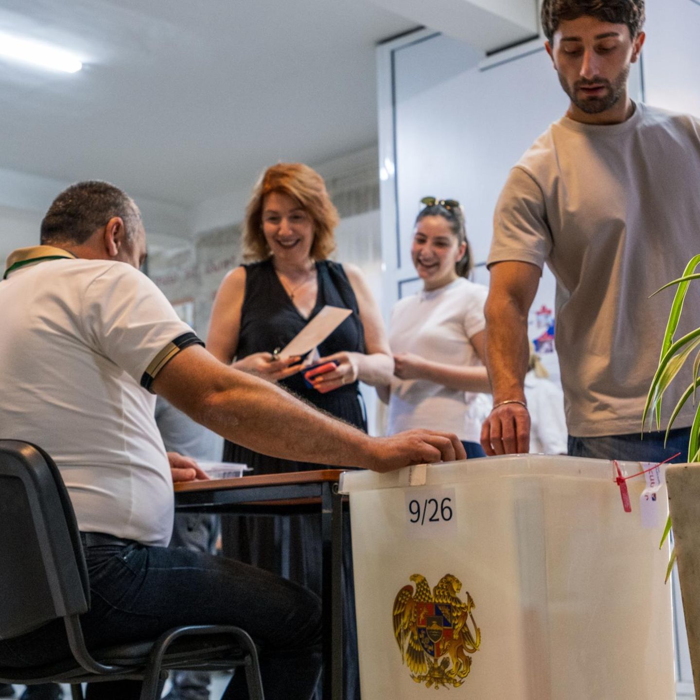 Armenien: Wahlberechtigte geben ihre Stimme ab