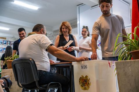 Armenien: Wahlberechtigte geben ihre Stimme ab