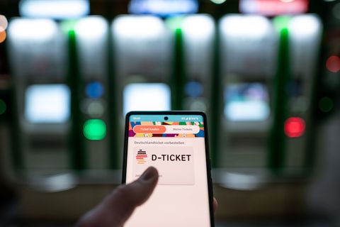 Sollten Bürgergeldempfänger künftig automatisch ein Deutschlandticket erhalten? Ein Vorstoß aus NRW hat eine Debatte ausgelöst.