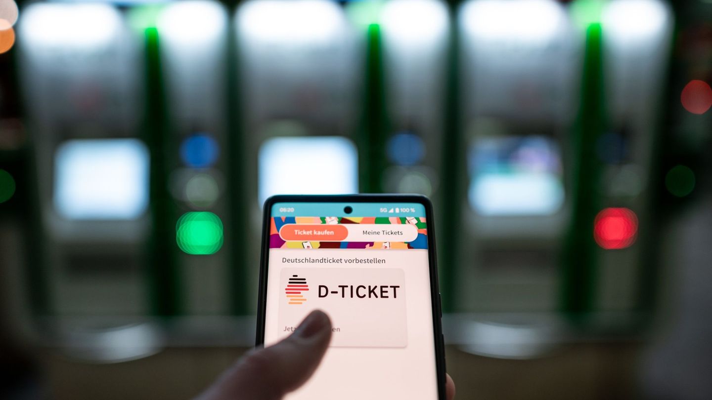 Sollten Bürgergeldempfänger künftig automatisch ein Deutschlandticket erhalten? Ein Vorstoß aus NRW hat eine Debatte ausgelöst.