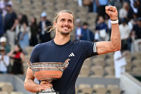 Alexander Zverev jubelt mit dem Pokal für den French-Open-Sieg in den Händen Foto: Emma Da Silva/AP/dpa