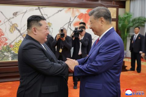 Nordkoreas Machthaber Kim (links) und Chinas Staatschef Xi am 4. September 2025 in Peking