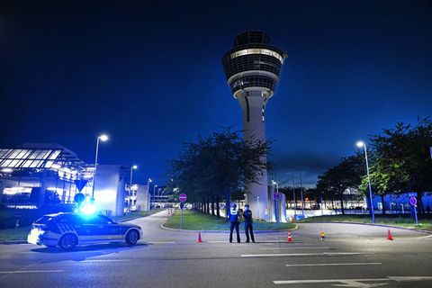Wegen Feueralarms wurde der Flughafen-Tower evakuiert. Foto: Sven Hoppe/dpa