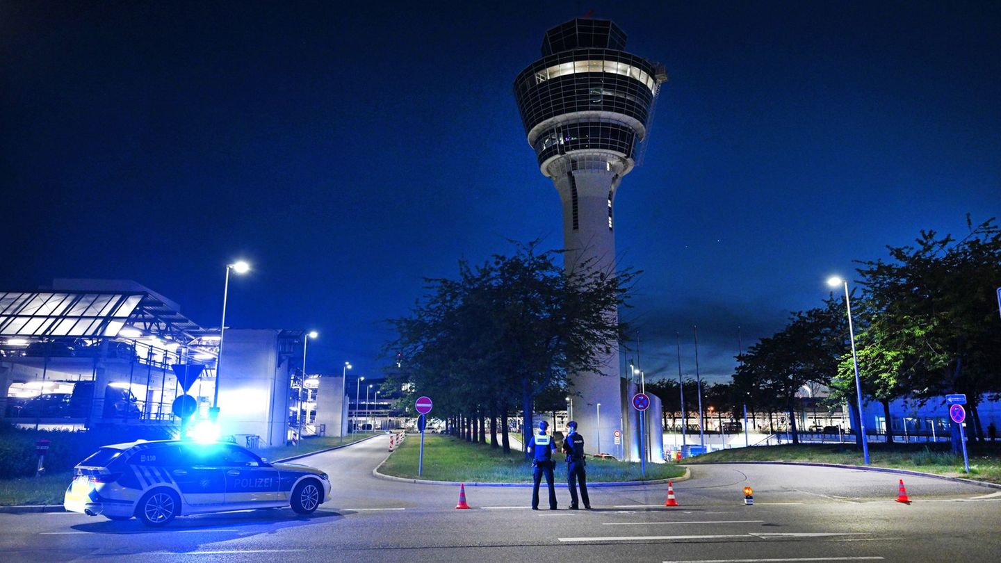 Wegen Feueralarms wurde der Flughafen-Tower evakuiert. Foto: Sven Hoppe/dpa