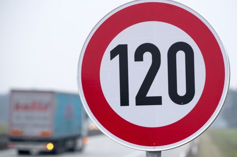 Tempo 120, wie hier auf einer Autobahn in Mecklenburg-Vorpommern, sorgt für einen Streit vor dem Verwaltungsgericht in Münster.