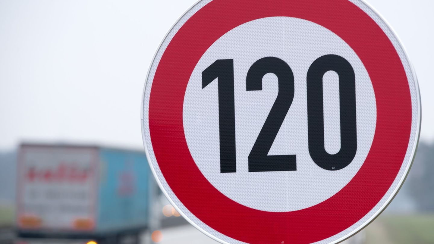 Tempo 120, wie hier auf einer Autobahn in Mecklenburg-Vorpommern, sorgt für einen Streit vor dem Verwaltungsgericht in Münster.