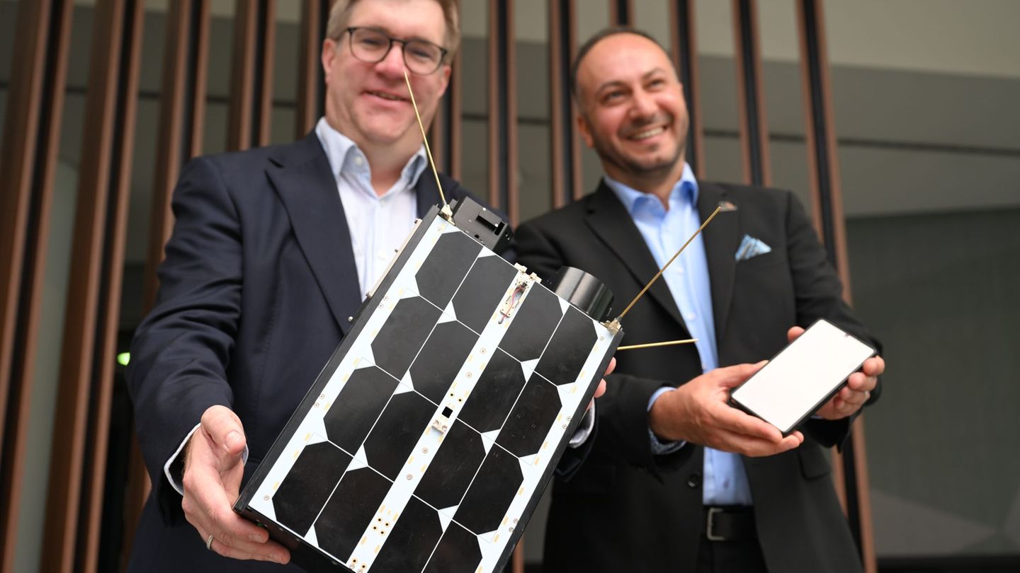 Demonstrativ gute Laune von O2-Manager Jörg Kablitz und OQ-Chef Omar Qaise, die bei der Vorstellung ihres Vorhabens ein Modell e