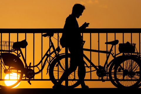 Die Beziehung immer in der Hosentasche? Manche entwickeln romantische Gefühle für Chatbots. (Symbolbild) Foto: Gregor Fischer/dp
