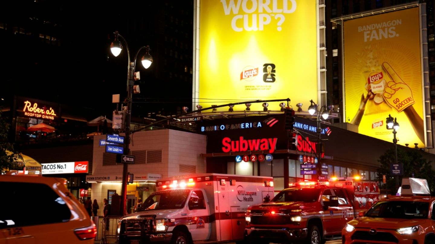 Rettungswagen vor Bahnhof Penn Station in New York