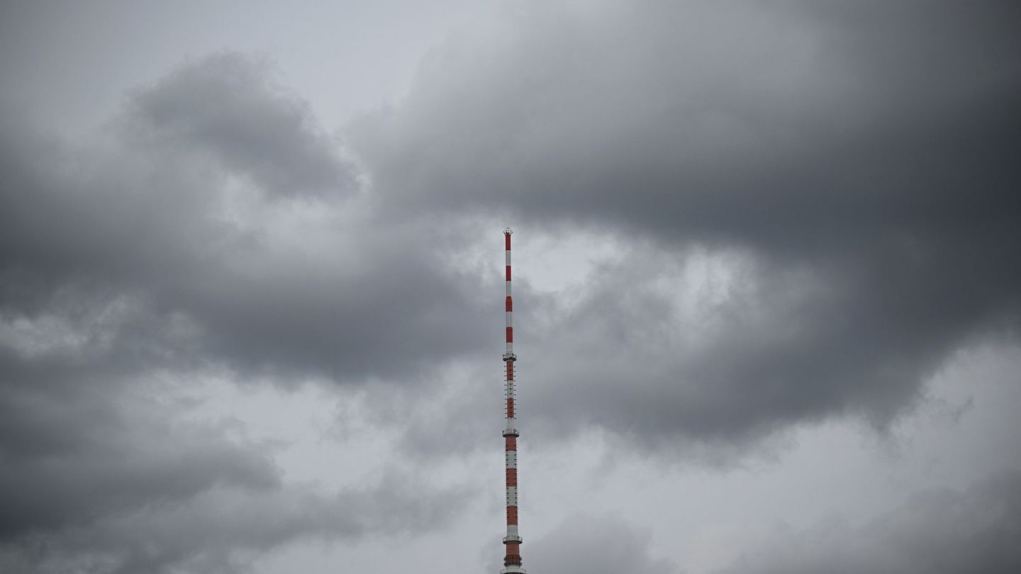 Stellenweise kommt es auch zu starken Böen. (Symbolbild) Foto: Britta Pedersen/dpa