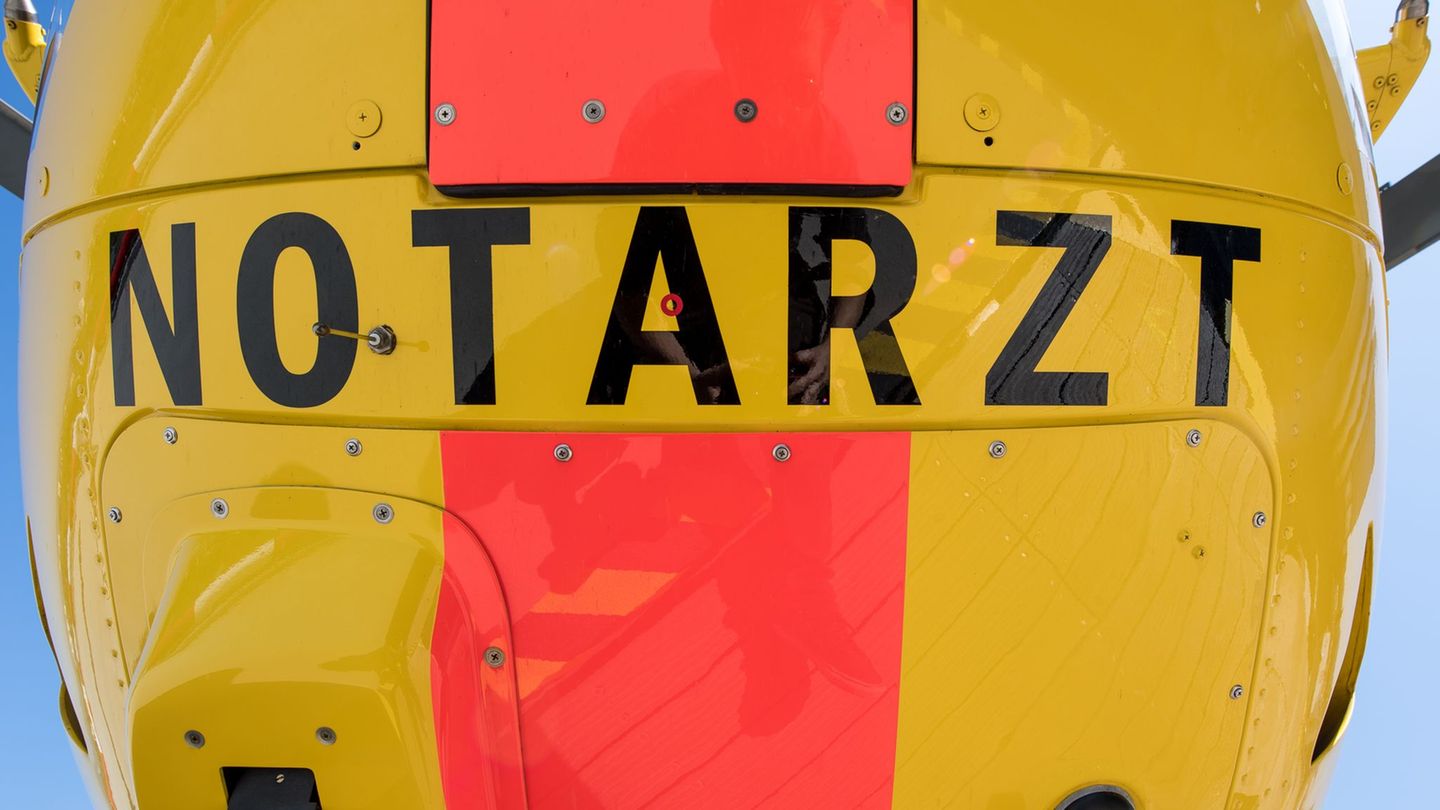 Nach einer körperlichen Auseinandersetzung in Remscheid mit einem Schwerverletzten ermittelt die Polizei weiter am Tatort. (Symb