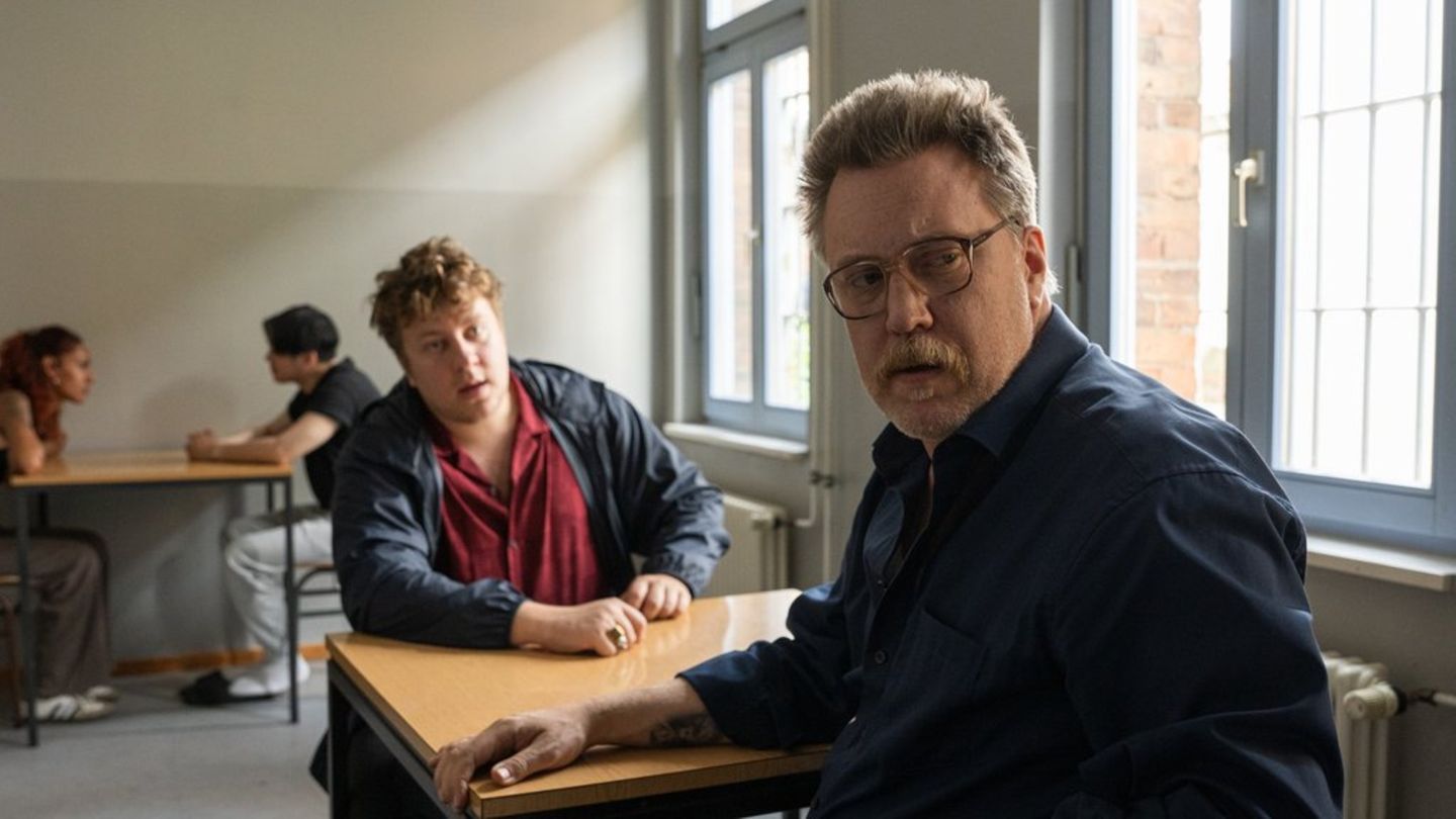 „Die Polizistin und die Sprache des Todes“: Ollie Butscher (Thomas Schubert, h.) besucht seinen Bruder Rudi Butscher (Nicholas