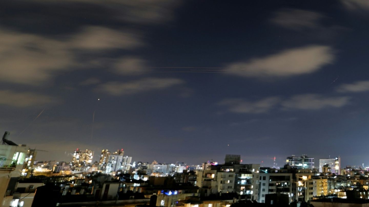 Raketenspuren über der israelischen Küstenstadt Netanja