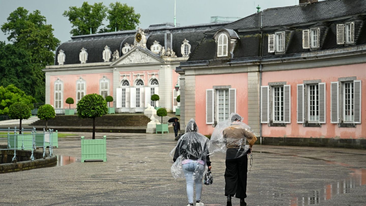 Regensachen dabei? So sah es am Düsseldorfer Schloss Benrath vergangene Woche aus, und auch diese Woche könnte es wieder regnen.
