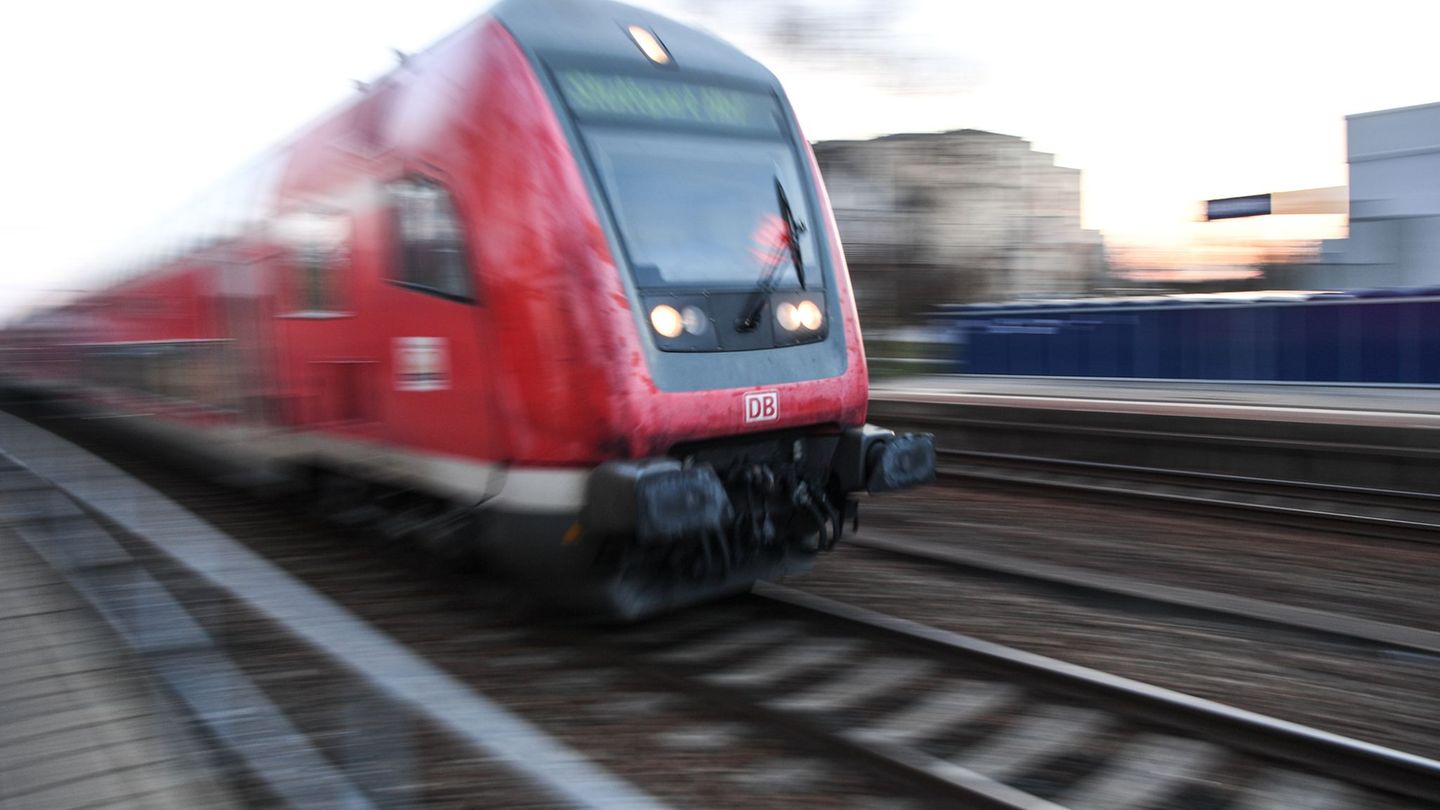 Die Südbahn ist nach monatelangen Bauarbeiten bald wieder frei. (Symbolbild) Foto: Felix Kästle/dpa