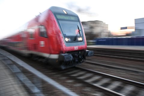Die Südbahn ist nach monatelangen Bauarbeiten bald wieder frei. (Symbolbild) Foto: Felix Kästle/dpa