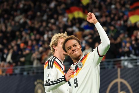 Was für ein Länderspieldebüt: Assan Ouédraogo bejubelt mit Nick Woltemade sein Joker-Tor beim 6:0 gegen die Slowakei. (Archivbil