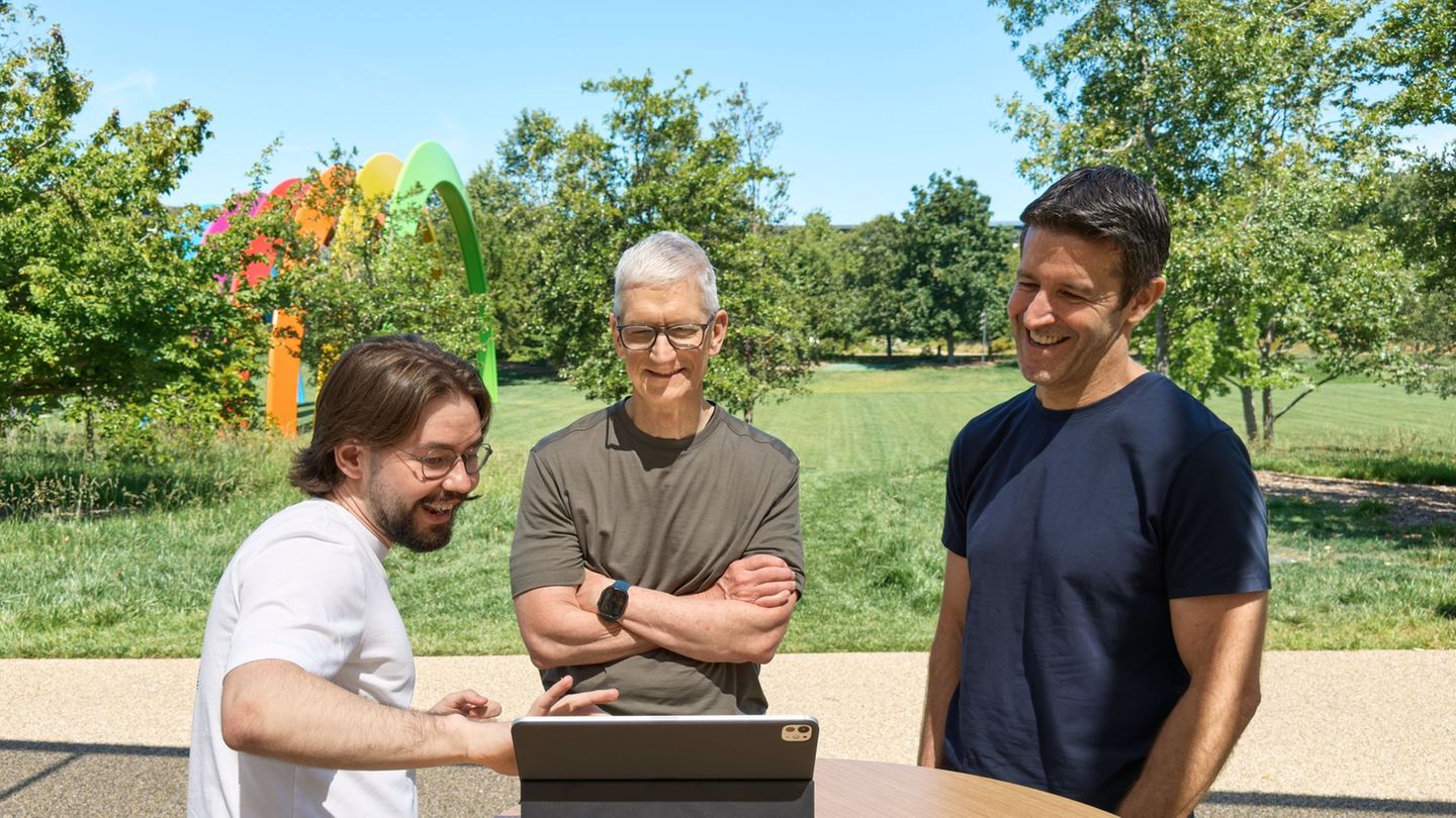 Anton Baranov (l) zeigte seine App sowohl Apple-Chef Tim Cook (M) als auch dessen designiertem Nachfolger John Ternus. Foto: -/A