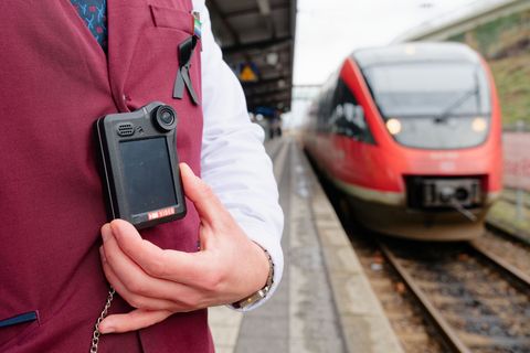 Rund ein Drittel der Kundenbetreuer bei der Deutschen Bahn haben sich eine Bodycam aushändigen lassen. (Symbolbild) Foto: Uwe An