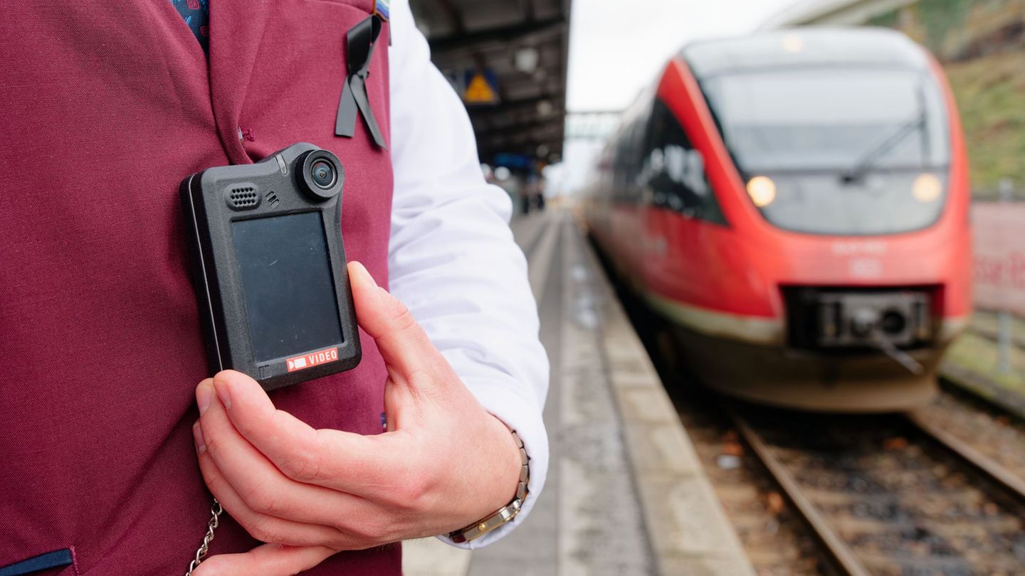 Rund ein Drittel der Kundenbetreuer bei der Deutschen Bahn haben sich eine Bodycam aushändigen lassen. (Symbolbild) Foto: Uwe An