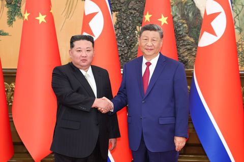 Der nordkoreanische Machthaber Kim Jong Un (l) trifft den chinesischen Präsidenten Xi Jinping in der Großen Halle des Volkes. (A