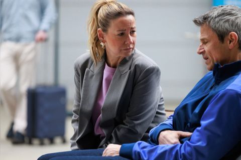 „Unter uns“: Ute (l.) findet durch das magische Band den verletzten Benedikt.