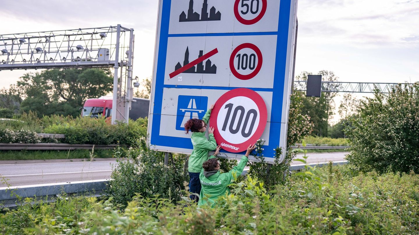 Auf Autobahnen gilt ... ein Tempo-100-Tempolimit? So zumindest wollen es Greenpeace-Aktivistinnen, hier bei der Aktion am Montag