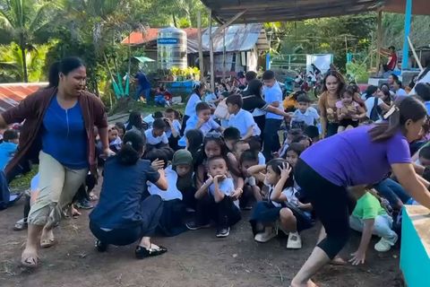 Vielerorts war es der erste Schultag auf den Philippinen. Foto: Uncredited/DepEd Mahayahay Elementary School via AP/dpa