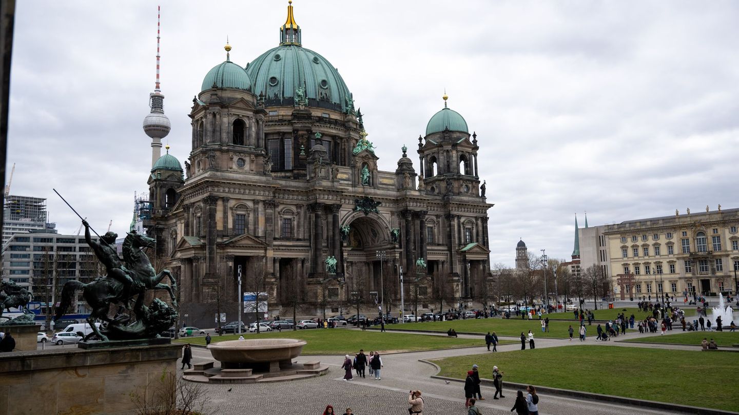 Ein Kreuz aus 130 Rettungswesten am Berliner Dom soll an Menschen erinnern, die auf der Flucht nach Europa ihr Leben verloren ha