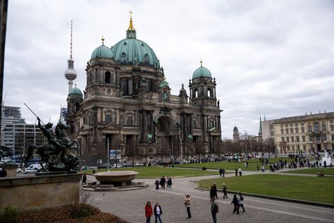 Ein Kreuz aus 130 Rettungswesten am Berliner Dom soll an Menschen erinnern, die auf der Flucht nach Europa ihr Leben verloren ha
