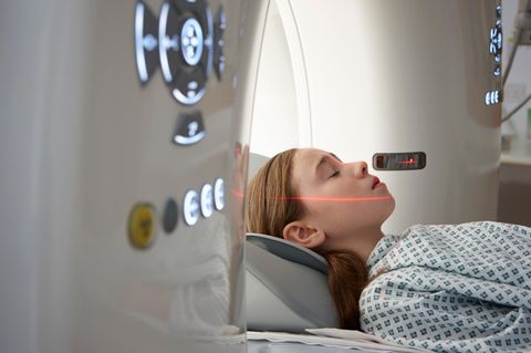 Ein Mädchen wird in einen CT-Scanner geschoben