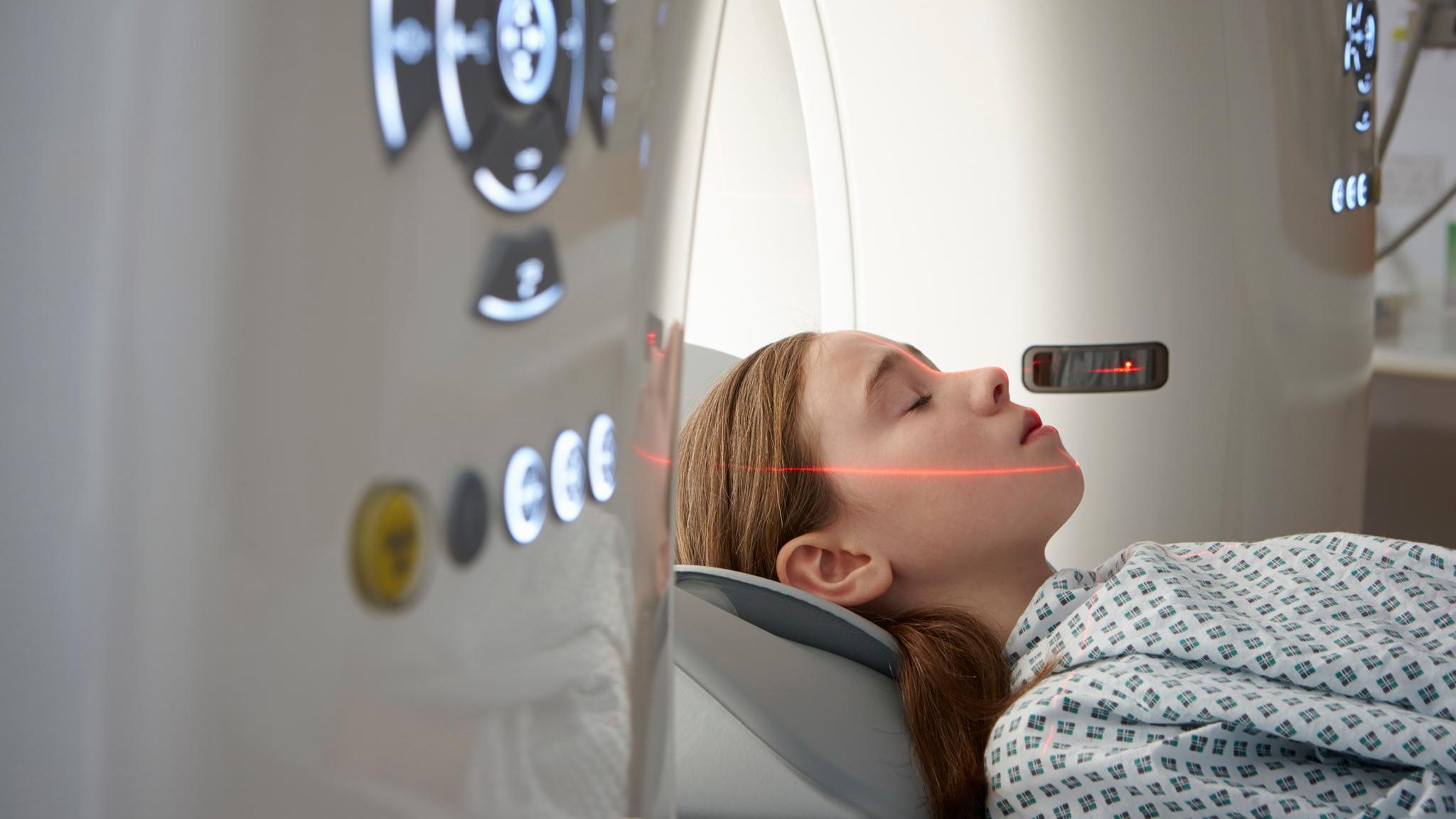 Ein Mädchen wird in einen CT-Scanner geschoben