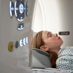 Ein Mädchen wird in einen CT-Scanner geschoben