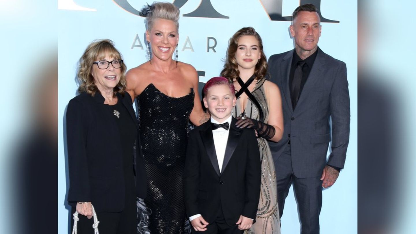 Pink (2. von links) mit Mann, Kindern und Mutter bei den Tony Awards.