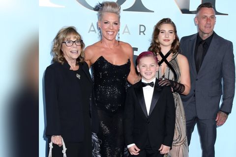 Pink (2. von links) mit Mann, Kindern und Mutter bei den Tony Awards.