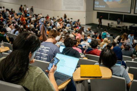 Studierende in einem Hörsaal