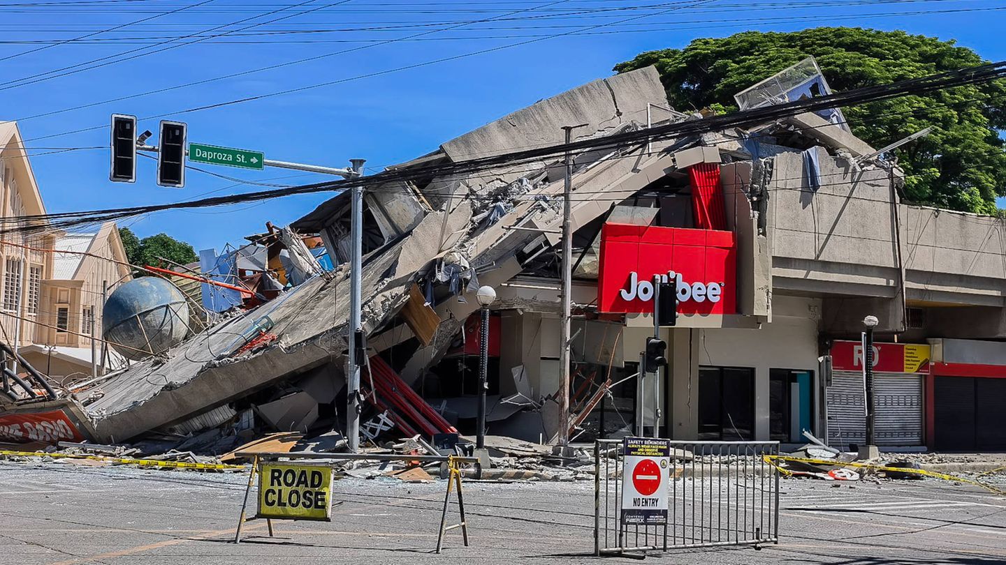 General Santos City, Philippinen. Einem schweren Erdbeben der Stärke 7,8 hielt selbst dieses massive Gebäude nicht stand. Genau wie viele andere Bauwerke in der südlichsten Stadt des Inselstaats stürzte es größtenteils ein. Nach ersten Erkenntnissen kamen bei dem Beben mindestens 15 Menschen ums Leben, mehr als 130 wurden verletzt. Zunächst gab es auch eine Tsunami-Warnung, die später jedoch weitgehend aufgehoben werden konnte.