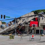 General Santos City, Philippinen. Einem schweren Erdbeben der Stärke 7,8 hielt selbst dieses massive Gebäude nicht stand. Genau wie viele andere Bauwerke in der südlichsten Stadt des Inselstaats stürzte es größtenteils ein. Nach ersten Erkenntnissen kamen bei dem Beben mindestens 15 Menschen ums Leben, mehr als 130 wurden verletzt. Zunächst gab es auch eine Tsunami-Warnung, die später jedoch weitgehend aufgehoben werden konnte.