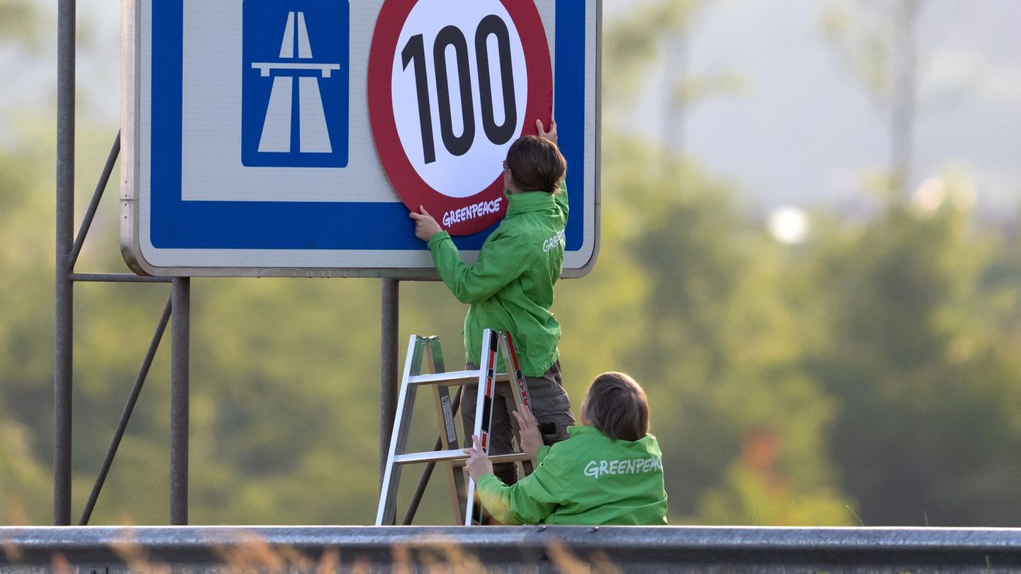 Die Aktivisten rückten mit einer Leiter an. Foto: A4366 Sven Hoppe/dpa