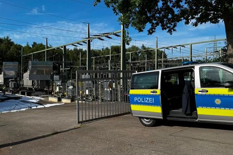 Die Polizei ermittelt nach dem Brand in einem Umspannwerk. Foto: Christoph Schmidt/dpa
