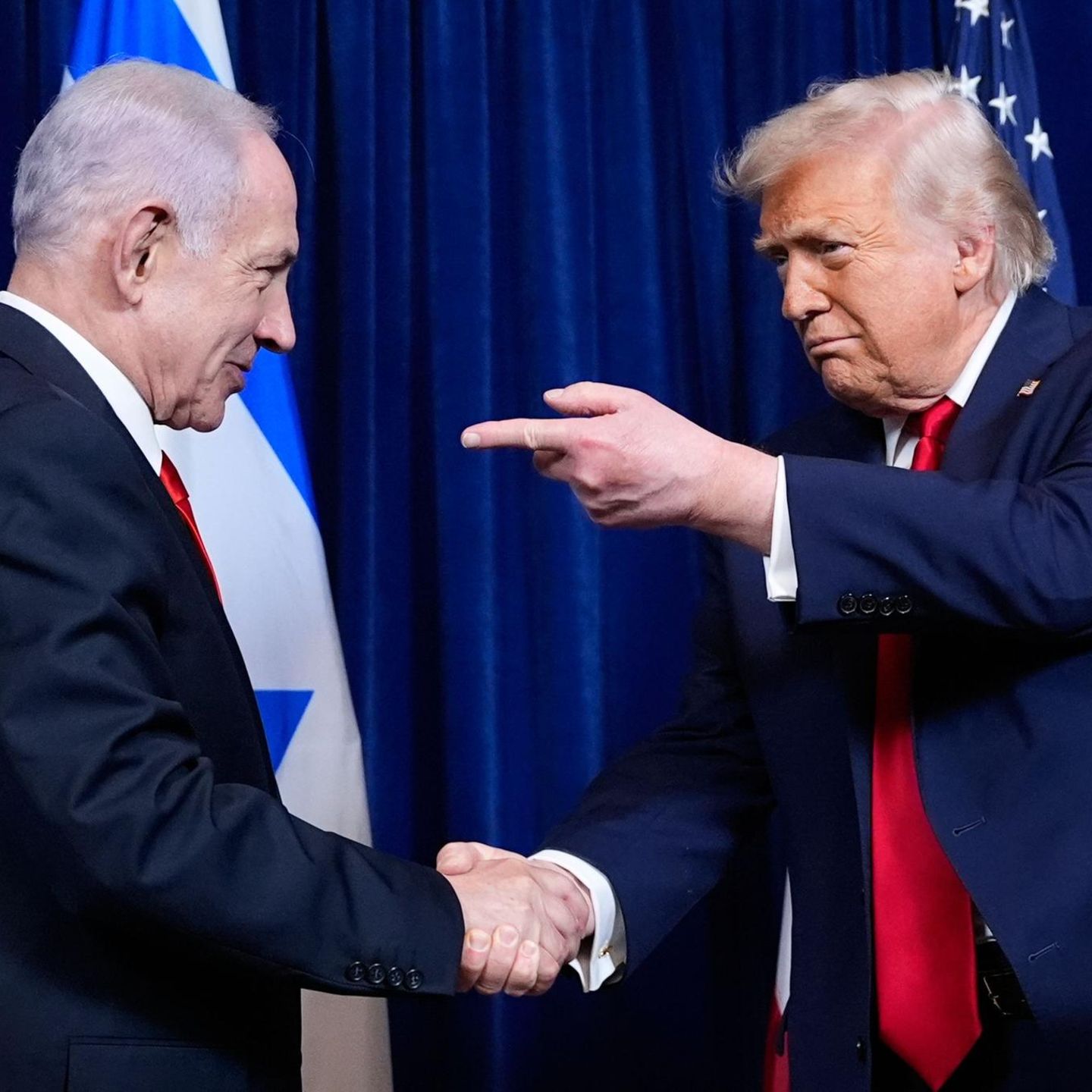 „Ich sage, wo es langgeht. Nicht er“, sagt Trump über Netanjahu. Doch der wirkt nicht überzeugt. Das Foto zeigt die beiden Ende Dezember 2025 in Trumps Residenz Mar-a-Lage in Florida
