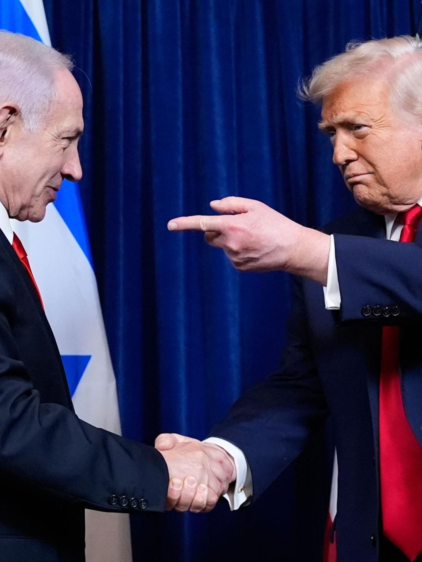 „Ich sage, wo es langgeht. Nicht er“, sagt Trump über Netanjahu. Doch der wirkt nicht überzeugt. Das Foto zeigt die beiden Ende Dezember 2025 in Trumps Residenz Mar-a-Lage in Florida
