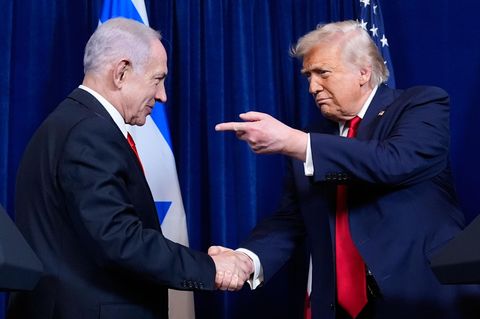„Ich sage, wo es langgeht. Nicht er“, sagt Trump über Netanjahu. Doch der wirkt nicht überzeugt. Das Foto zeigt die beiden Ende Dezember 2025 in Trumps Residenz Mar-a-Lage in Florida