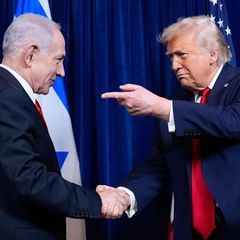„Ich sage, wo es langgeht. Nicht er“, sagt Trump über Netanjahu. Doch der wirkt nicht überzeugt. Das Foto zeigt die beiden Ende Dezember 2025 in Trumps Residenz Mar-a-Lage in Florida