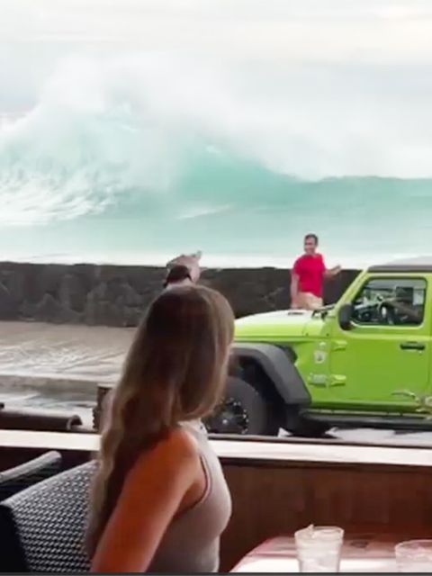 Meterhohe Wellen türmen sich vor Restaurant in Hawaii auf