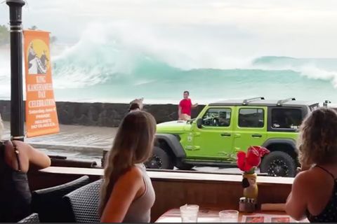 Meterhohe Wellen türmen sich vor Restaurant in Hawaii auf