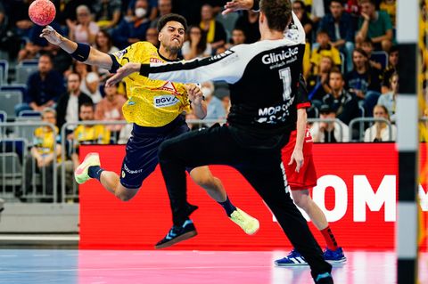Philipp Ahouansou (l) stammt aus der Jugend der Rhein-Neckar Löwen - nun wechselt er von Wetzlar zum TVB Stuttgart. (Archivbild)