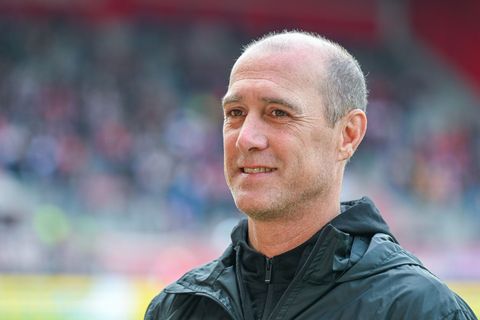 Osnabrücks Sportdirektor Joe Enochs freut sich über den nächsten Neuzugang. (Archivbild) Foto: Armin Weigel/dpa