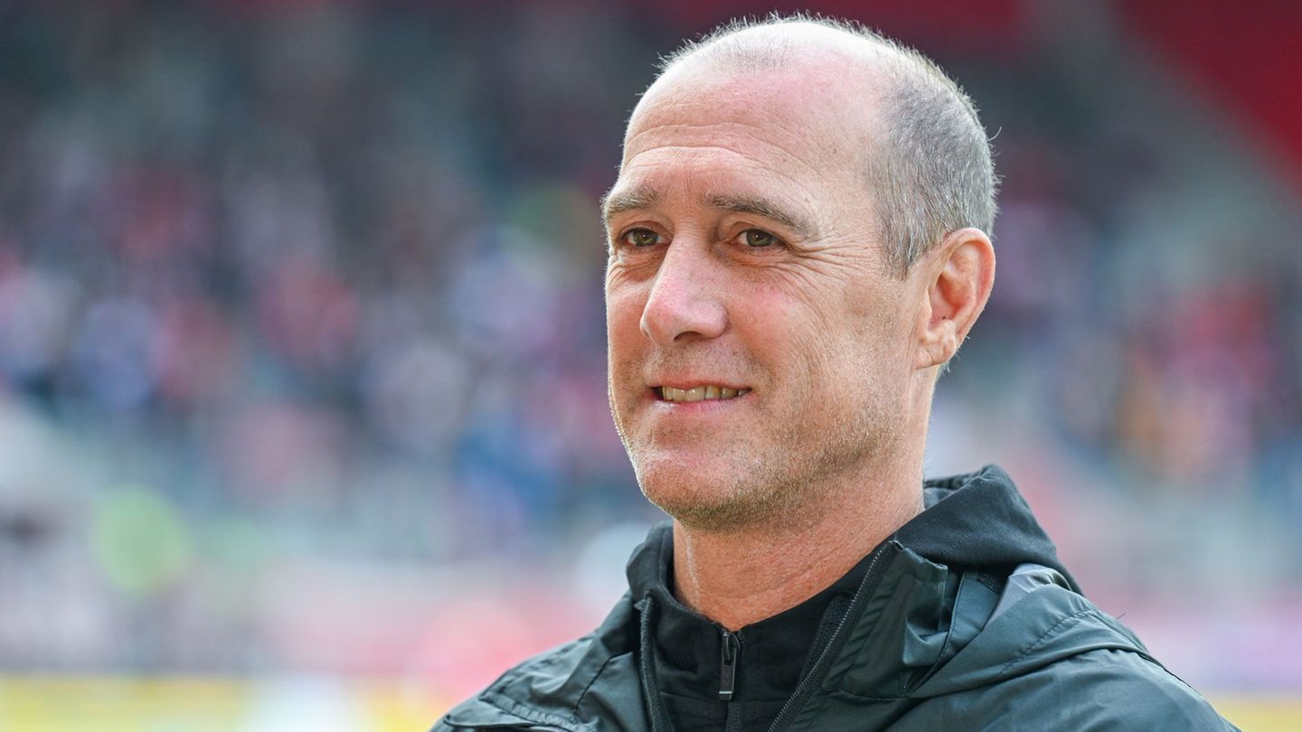 Osnabrücks Sportdirektor Joe Enochs freut sich über den nächsten Neuzugang. (Archivbild) Foto: Armin Weigel/dpa