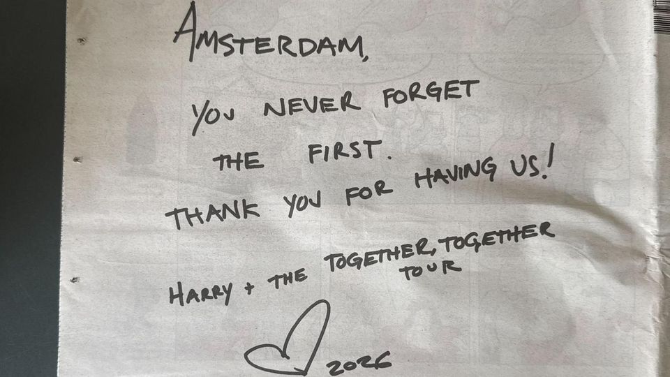 Blick auf eine Anzeige von Harry Styles in der Amsterdamer Zeitung „Het Parool“
